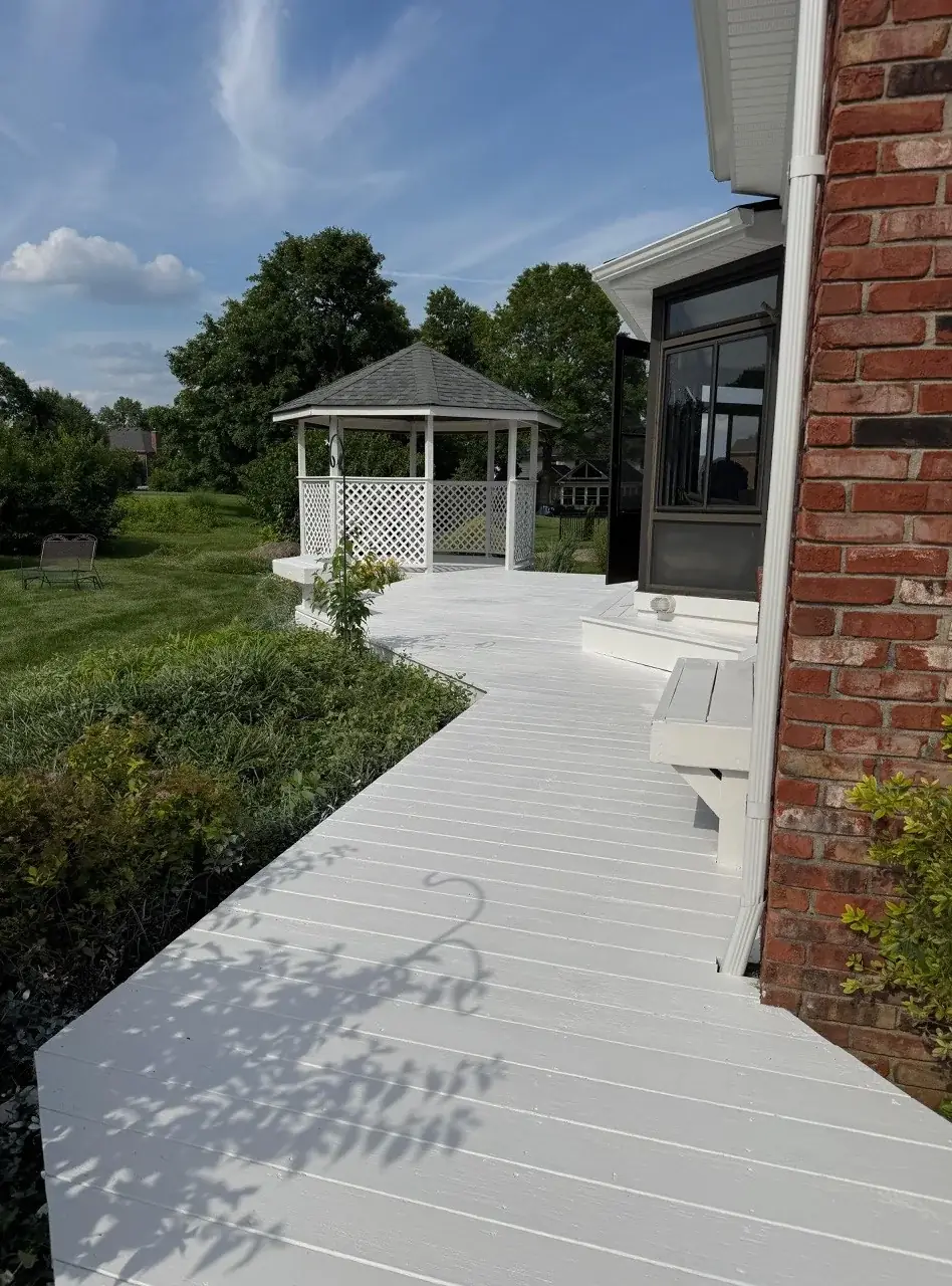 Deck envolvente, bancas y gazebo pintados de blanco en el sur de Indiana